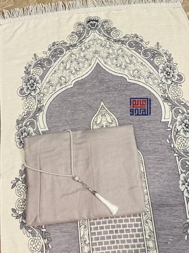 طقم الورد مع الشرشف والمسبحة والسجادة