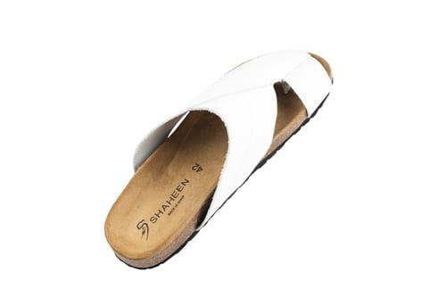 حذاء المميز ابيض ارضية مايكرو