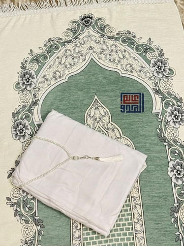 طقم الورد مع الشرشف والمسبحة والسجادة