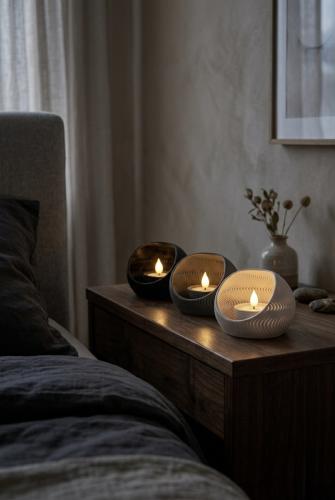 Modern decorative candle holder with geometric design + 3 free LED candles