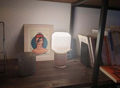 مصباح منزلي هادئ