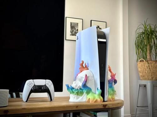 حامل بلايستشن 5 بتصميم الجمجمة النارية