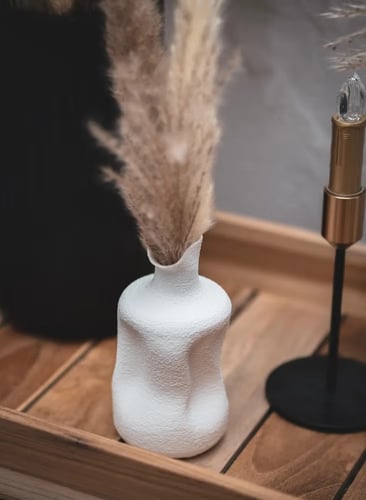 مزهرية ديكورية بتصميم عضوي وملمس حجري – لمسة فنية...