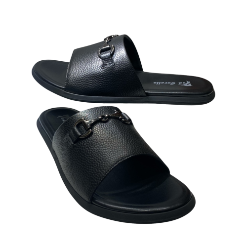 حذاء عصري بحلية معدنية فضية