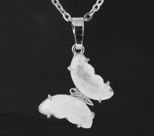 قلادة فراشه ذهبي او فضي من حجر كلير كوارتز ( Clear...