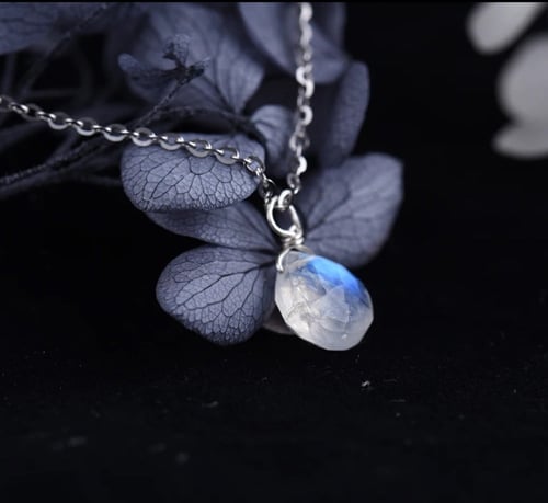 قلادة حجر القمر فضة عيار 925