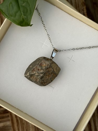 قلادة من حجر بايرايت او بيريت ( Pyrite )