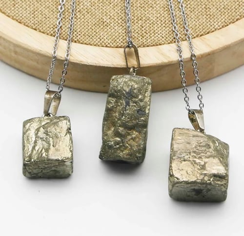 قلادة من حجر بايرايت او بيريت ( Pyrite )