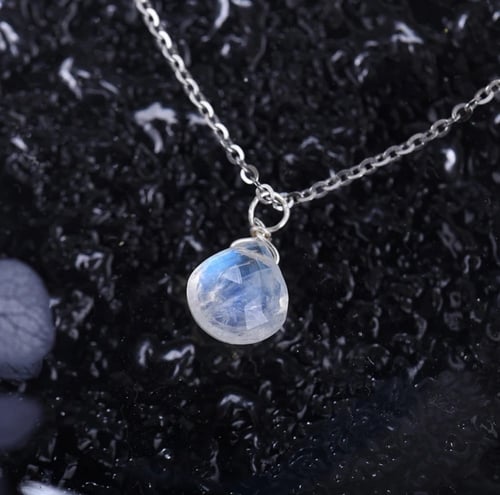 قلادة حجر القمر فضة عيار 925