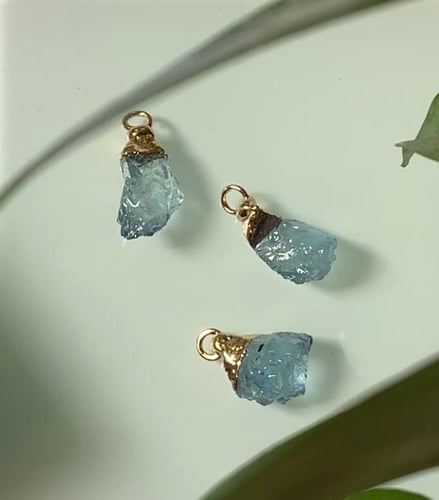 قلادة حجر اكوامارين خام ( Aquamarine )