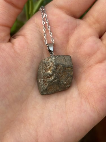 قلادة من حجر بايرايت او بيريت ( Pyrite )