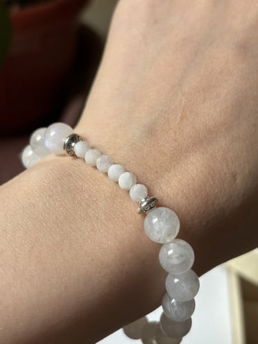 اسورة من حجر القمر