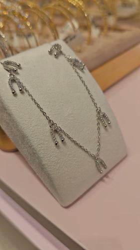 شوكر بتصميم عصري فضي