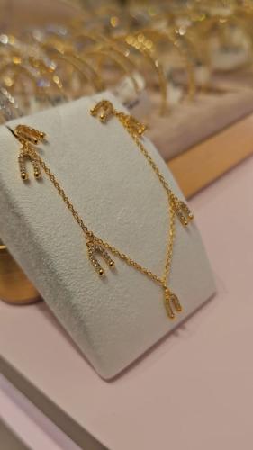 شوكر بتصميم عصري ذهبي