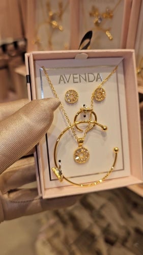 طقم اطفال ناعم لون ذهبي.