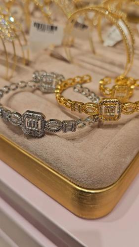 اسورة مع خاتم أنيقة