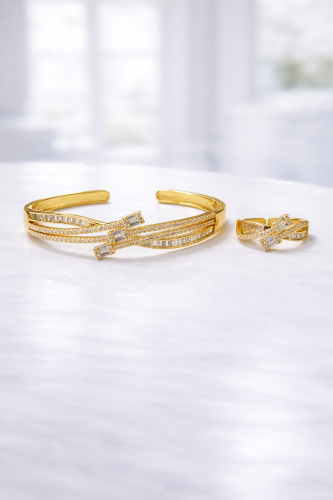 اسورة مع خاتم ذهبي