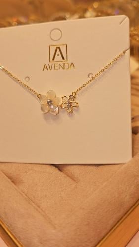 سلسال الوردة بلون ذهبي