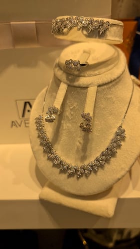 طقم فاخر بتصميم الماس