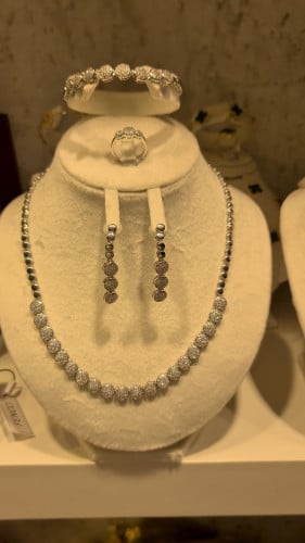 طقم زركون كبير مطلي.