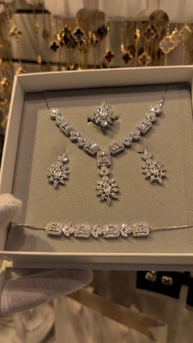 طقم زركون بتصميم الماس