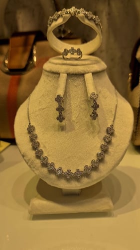 طقم زركون بتصميم الماس