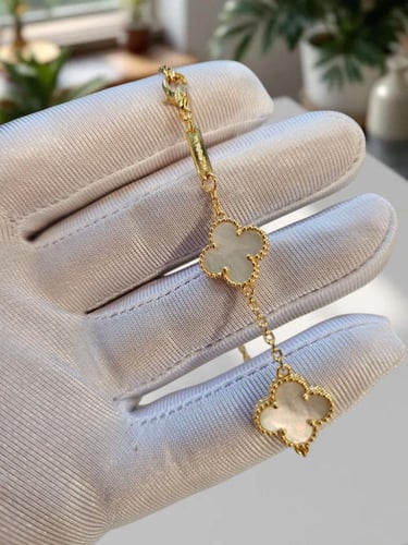 اسوارة الزهرة ماستر باللون الابيض