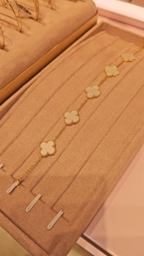 اسوارة الزهرة ماستر باللون الابيض