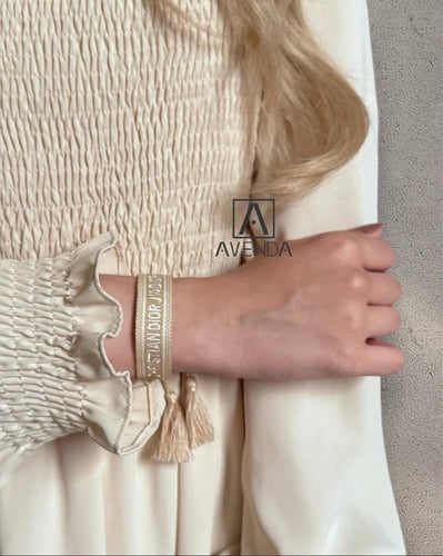 اساورمميزة خيط.