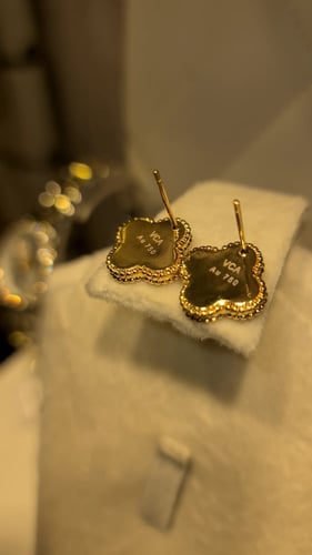 حلق الزهرة ذهبي