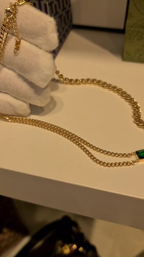 سلسال فاخر مطلي بفص لون اخضر