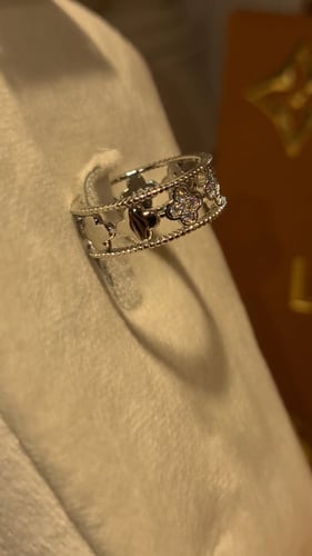 خاتم الزهرة ذهبي او فضي.