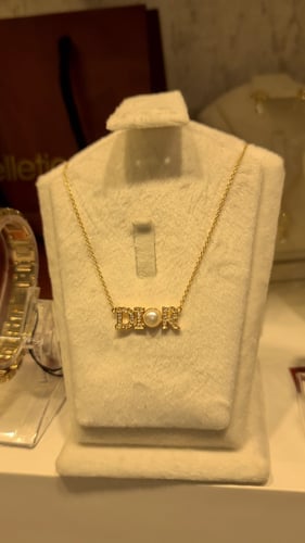 سلسال ماركه مطلي بلون ذهبي.