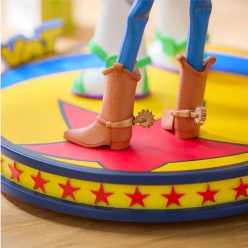 مجسم وودي وباز الموسيقي