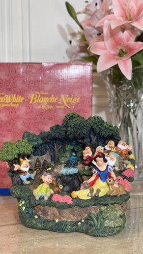 نافوره مياه مضيئه ديزني ڤنتج - سنو وايت والأقزام ا...