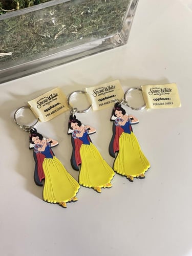 ميدالية مفاتيح ڤنتج - سنووايت