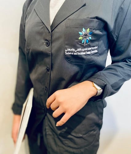 موديل رقم ( 1 ) الزي الرسمي للكلية التقنية للبنات...