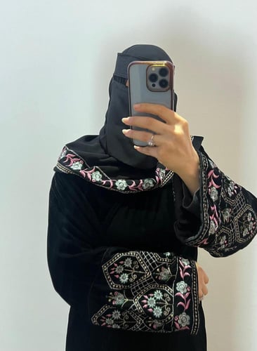 عبايه مخمل بتطريز