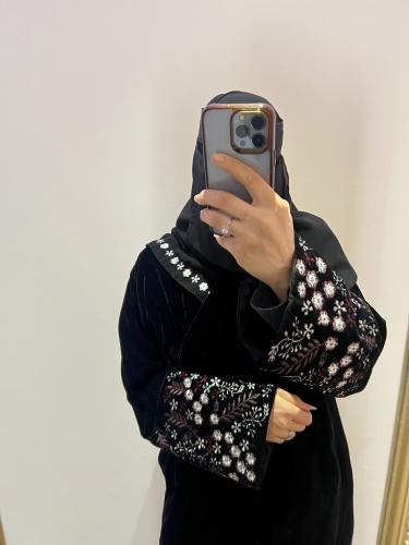 عبايه مخمل بتطريز