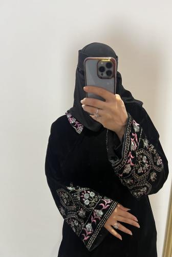 عبايه مخمل بتطريز