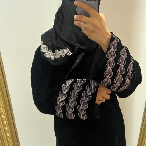 عبايه مخمل بتطريز