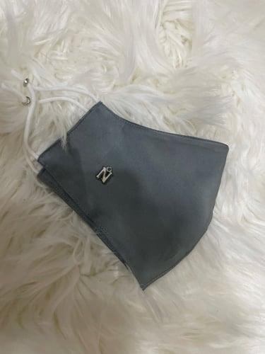 كمام حرير بحرف فضي