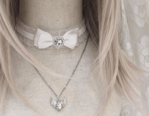 White swan choker
