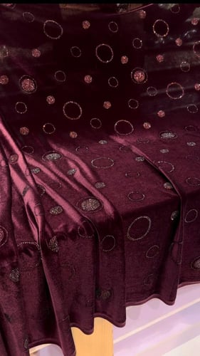 قطعة مخمل على سترتش مشغول بالكرستال