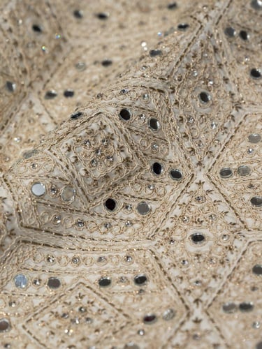 قماش مطرز مشغول بالكرستال وطعم بالمرايات