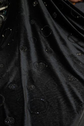 قطعة مخمل على سترتش مشغول بالكرستال