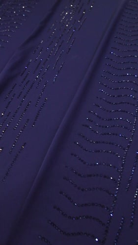 قطعه حرير مشغول بالكرستال ( لو ن كحلي )