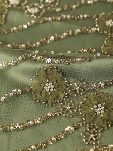 تل مطرز مشغو شك (بقصات التول البارز )