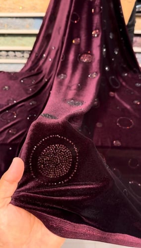 قطعة مخمل على سترتش مشغول بالكرستال