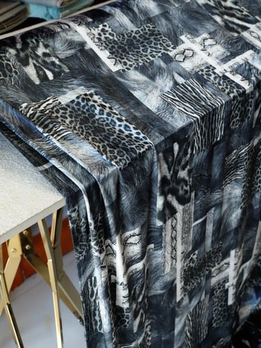 مخمل على سترتش.